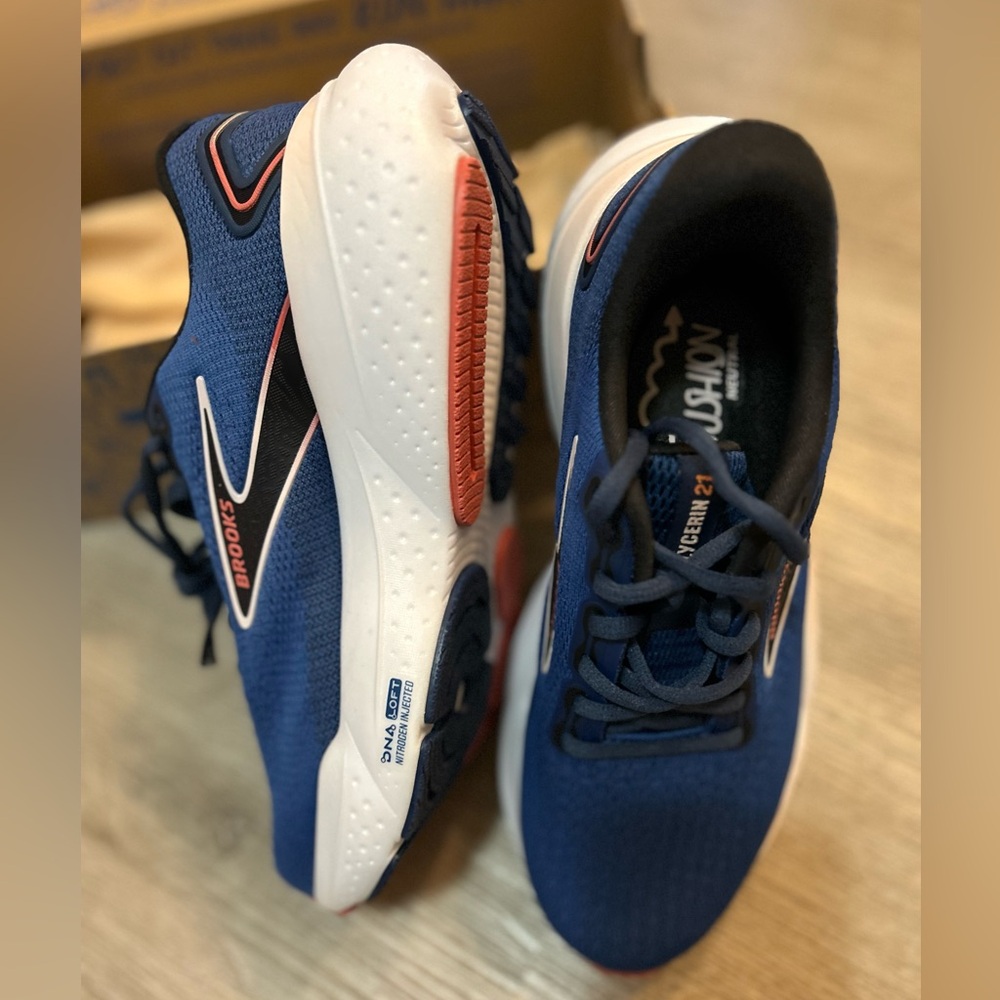 Brooks Women’s Size 7.5 Navy and White Athletic Shoes New in Box - Picture 3 of 7